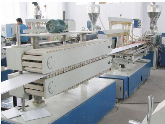 İyi bir fiyat. Ahşap Plastik Ürün Pvc Levha Ekstrüzyon Hattı / Makine Tam Otomatik çevrimiçi