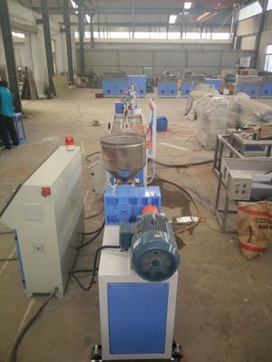 İyi bir fiyat. Profesyonel Plastik Profil Ekstrüzyon Hattı / PVC WPC Zemin Kaplaması Profil Yapma Makinesi çevrimiçi