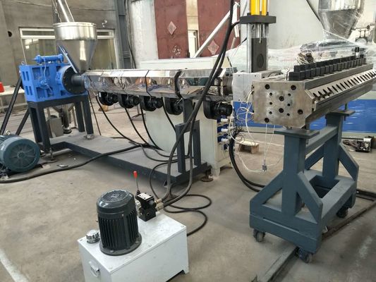 İyi bir fiyat. Çift Vidalı Kompakt Yapı WPC PVC Köpük Kurulu Makinesi çevrimiçi