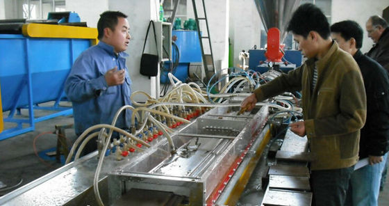 İyi bir fiyat. 380V Plastik Profil Üretim Hattı, Ahşap Köpüklü Pvc Profil Ekstrüzyon Hattı / İşlemi çevrimiçi