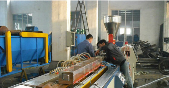 İyi bir fiyat. Kapı Çerçevesi / Tavan İçin Yüksek Hızlı İki Vidalı Plastik Profil Extruder Hattı çevrimiçi