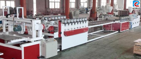 İyi bir fiyat. Mutfak Dolapları Mobilya WPC Kurulu Üretim Hattı Çıkışı 340-380 kg / H çevrimiçi