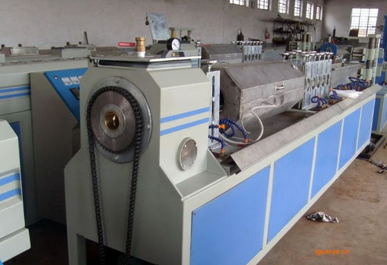 İyi bir fiyat. Tek Vidalı Boru Extruder PE Karbon Sprial Takviye Boru Üretim Hattı çevrimiçi
