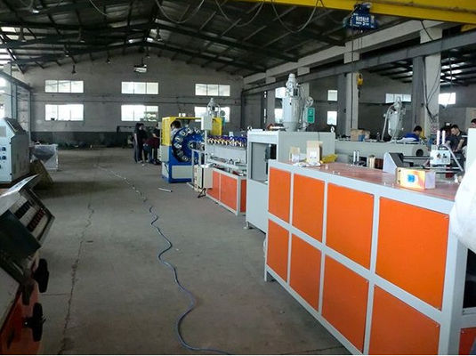 İyi bir fiyat. Tek Vidalı Plastik Boru Ekstrüzyon Hattı pvc Elyaf Takviyeli Yumuşak Üretim Makineleri çevrimiçi