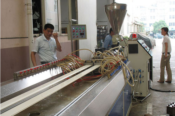 İyi bir fiyat. Çift Vidalı Plastik Profil Ekstrüzyon Hattı PVC Kapı ve Çerçeve Profil Yapma Makinesi çevrimiçi