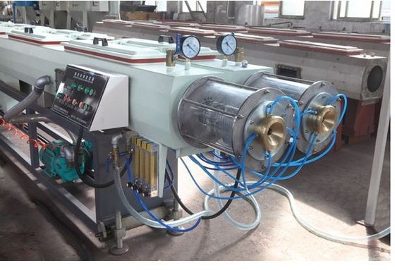 İyi bir fiyat. Kararlı Çalışan PVC Boru Çift Vidalı Ekstruder Yüksek Verimli CE Onayı çevrimiçi
