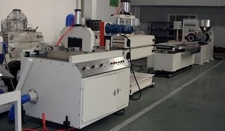 İyi bir fiyat. Pencere ve Kapı Dekorasyonu İçin Çift Vidalı WPC Profil Ekstrüzyon Makinesi çevrimiçi