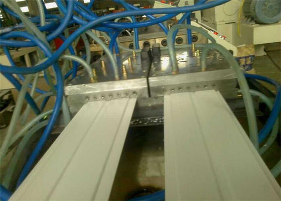 İyi bir fiyat. Kapı / Pencere Üretimi İçin Tam Otomatik PVC WPC Plastik Profil Ekstrüzyon Hattı çevrimiçi
