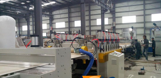 İyi bir fiyat. Su Direnci PVC / WPC Kurulu Üretim Hattı WPC Ekstrüzyon Hattı çevrimiçi