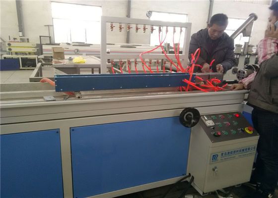 İyi bir fiyat. Çift Vidalı 100kg / H PVC WPC Kapı Profili Ekstrüzyon Hattı çevrimiçi