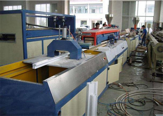 İyi bir fiyat. Ahşap Kapı Panosu için UV Koruyucu Plastik WPC Profil Üretim Hattı Ekstrüzyon Makine çevrimiçi
