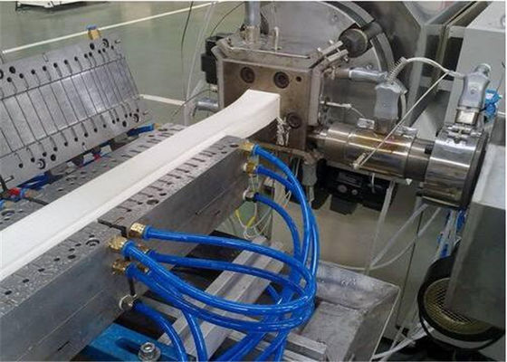 İyi bir fiyat. PLC kontrolü Çift Vidalı Plastik Profil Ekstrüzyon Hattı 380V 50HZ çevrimiçi