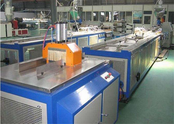 İyi bir fiyat. 380V 50HZ WPC Profil Üretim Hattı / WPC Kapı Kasası Üretim Makinesi çevrimiçi