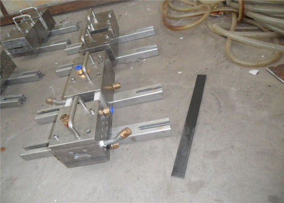 PVC WPC Profil Makinesi WPC PVC Pencere Kapısı Plastik Profil Üretim hattı İkiz vida ekstrüderle