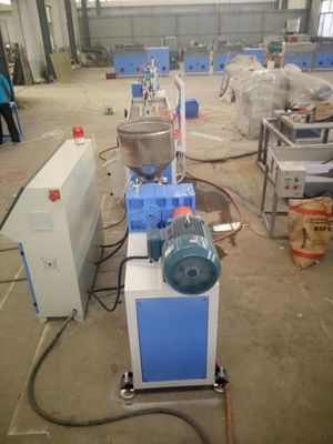İyi bir fiyat. PVC WPC Profil Ekstrüzyon Hattı / PVC Duvar Paneli Üretim Hattı Açık Zemin Kaplaması Yapımı çevrimiçi