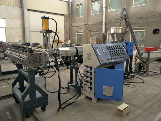 İyi bir fiyat. Masa / Sandalye Kurulu Ahşap Plastik Kompozit Ekstrüzyon Hattı 2 Konik Vidalı Neme Dayanıklı çevrimiçi