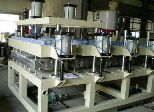 İyi bir fiyat. Çift Vidalı Tasarımlı Ekstrüzyon PVC Köpük Kurulu Makinesi CE / ISO9001 çevrimiçi