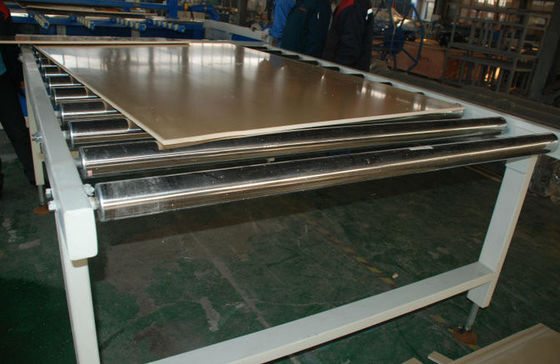 İyi bir fiyat. Tam otomatik PVC WPC Köpük Pano Makinesi İnşaat Şablonu Yapımı çevrimiçi