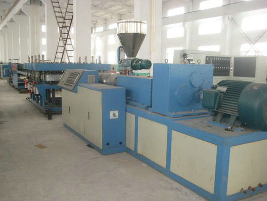 İyi bir fiyat. Ses Yalıtımlı / Toksik Olmayan WPC Celuka PVC Köpük Kurulu Makinesi 350kg / H çevrimiçi