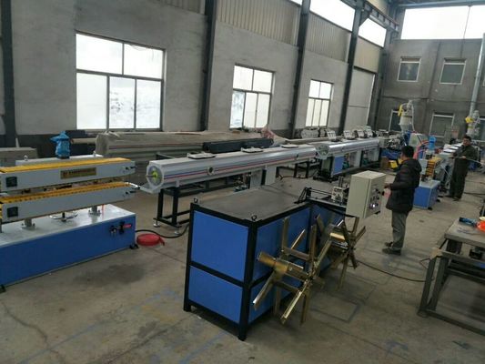 Su tankları PP/PE/PVC boru üretim hattı Bir vida Yüksek verimlilik
