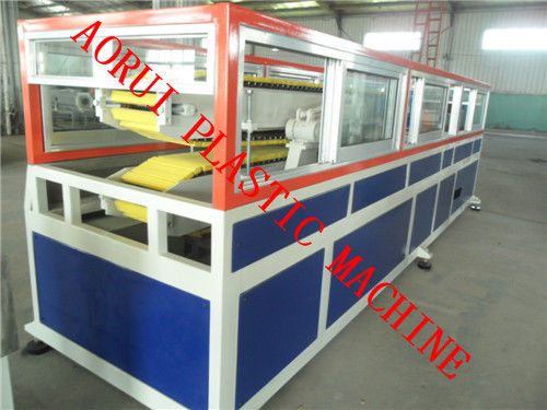İyi bir fiyat. WPC Duvar Paneli / Decking Plastik Profil Ekstrüzyon Hattı 160-280kg / h çevrimiçi