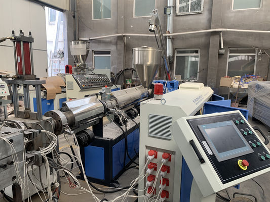 İyi bir fiyat. Tam Otomatik Çift Vidalı PVC WPC Kurulu Makinesi Ekstrüde çevrimiçi