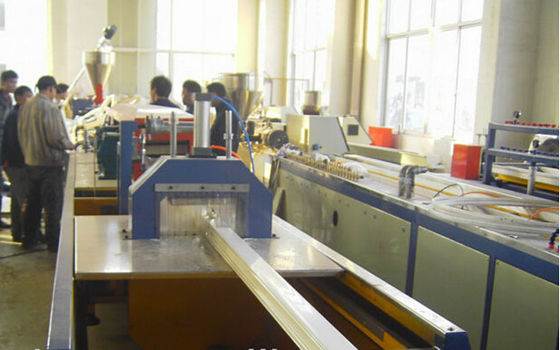 İyi bir fiyat. Açık WPC Pavilion Plastik Profil Ekstrüzyon Hattı, Tahta Profil Makineleri çevrimiçi