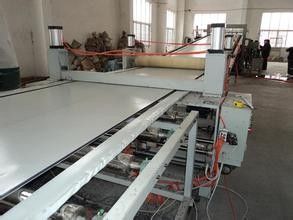 İyi bir fiyat. PVC WPC Kalıp Ekstrüzyon için Üç Katmanlı WPC İnşaat Kurulu Üretim Hattı çevrimiçi