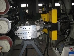 İyi bir fiyat. 1220mm WPC İnşaat Şablonu / WPC Mobilya Kurulu Yapma Makinesi ISO9001 çevrimiçi