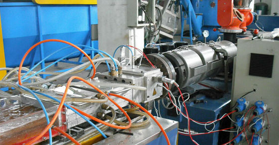 İyi bir fiyat. Süpürgelik Duvar Köşesi İçin Çift Vidalı Ekstruder Küçük Plastik PVC Profil Ekstrüzyon Hattı çevrimiçi