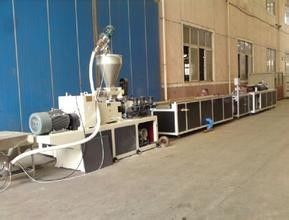 İyi bir fiyat. WPC Üretim Hattı, W 600-1250mm PVC Kapı Plakası Ekstrüzyon Hattı çevrimiçi
