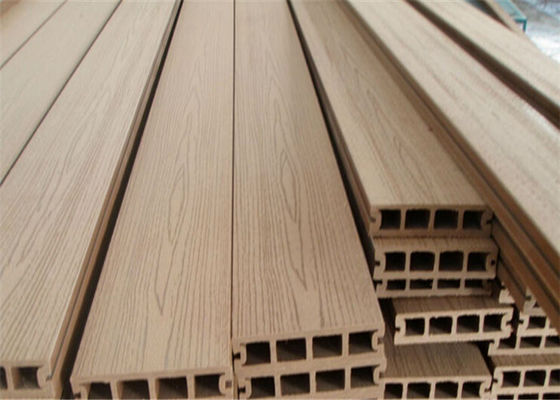 İyi bir fiyat. Korkuluk Plastik Profil Ekstrüzyon Hattı / PE PP WPC Parapet Duvarı çevrimiçi